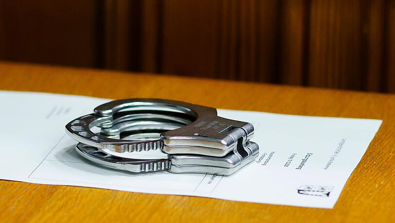 Ein junger Mann wird beschuldigt, eine 18-J&auml;hrige in einem Regionalzug mit einem Messer angegriffen zu haben - nun sitzt er in Untersuchungshaft. (Symbolbild)