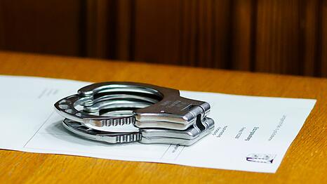 Ein junger Mann wird beschuldigt, eine 18-J&auml;hrige in einem Regionalzug mit einem Messer angegriffen zu haben - nun sitzt er in Untersuchungshaft. (Symbolbild)