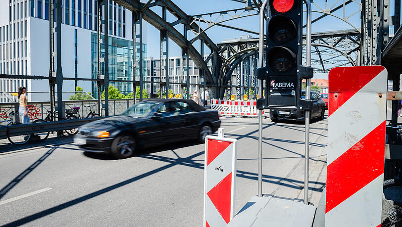 Was wird hier gemacht? Wegen einer Baustelle ist die Hackerbr&uuml;cke schon eine Weile nur einspurig befahrbar, Arbeiten sind aber nicht zu sehen. Wegen der Ampelschaltung stauen sich die Autos zu Sto&szlig;zeiten schon mal bis zur Bayerstra&szlig;e.