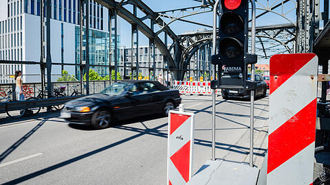 Was wird hier gemacht? Wegen einer Baustelle ist die Hackerbr&uuml;cke schon eine Weile nur einspurig befahrbar, Arbeiten sind aber nicht zu sehen. Wegen der Ampelschaltung stauen sich die Autos zu Sto&szlig;zeiten schon mal bis zur Bayerstra&szlig;e.