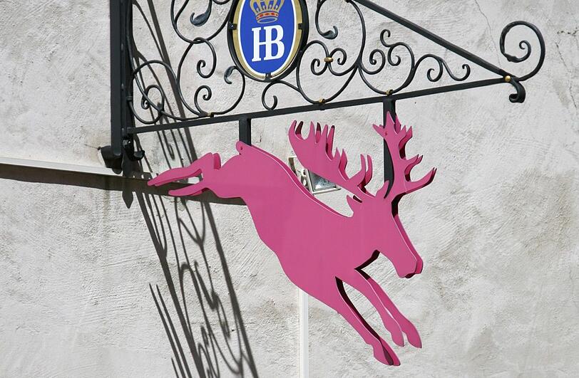 Mittlerweile wieder abmontiert: der pinkfarbene Hirsch vom früheren Zerwirk.