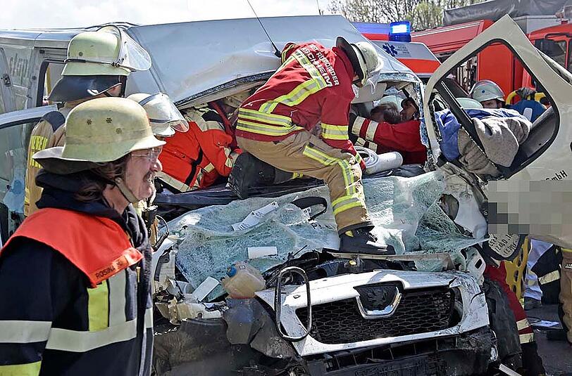 Schwerer Auffahrunfall auf der A99 bei Unterföhring. Der Unfallverursacher musste von der Feuerwehr aus seinem Fahrzeug geborgen werden.