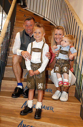 Fesch schauns aus, die Löwen: Klicken Sie sich durch die Bilder des TSV-Besuchs bei Angermaier.