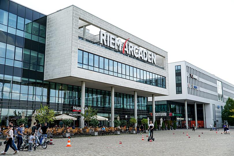 Der Willy-Brandt-Platz vor den Riem Arcaden bot den idealen Schauplatz für den E-Scooter-Tag.