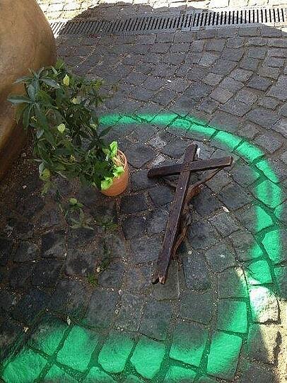 ... dieses Holzkreuz am Viktualienmarkt...