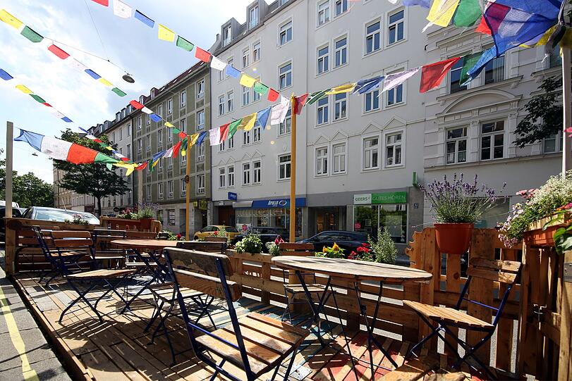 Eine bunte Angelegenheit: ein Schanigarten an der Weißenburger Straße.