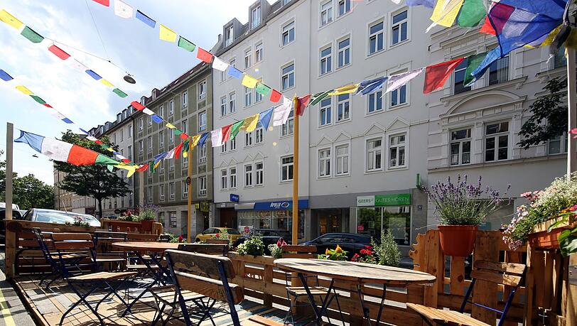 Eine bunte Angelegenheit: ein Schanigarten an der Weißenburger Straße. Eine bunte Angelegenheit: ein Schanigarten an der Weißenburger Straße.