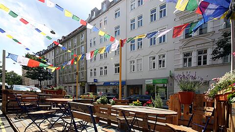 Eine bunte Angelegenheit: ein Schanigarten an der Weißenburger Straße.