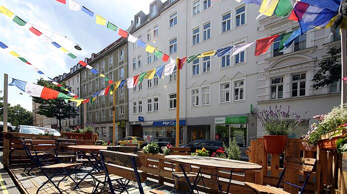 Eine bunte Angelegenheit: ein Schanigarten an der Weißenburger Straße. (Archivbild)