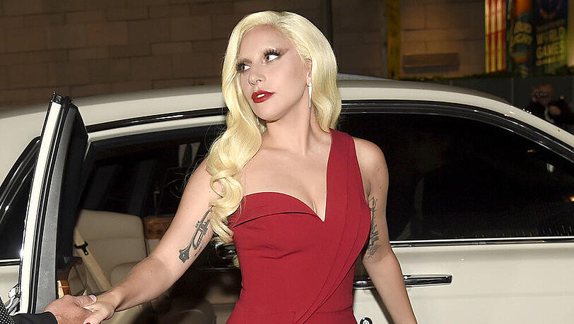 Lady Gaga glänzte in Los Angeles in verführerischem Rot Lady Gaga glänzte in Los Angeles in verführerischem Rot