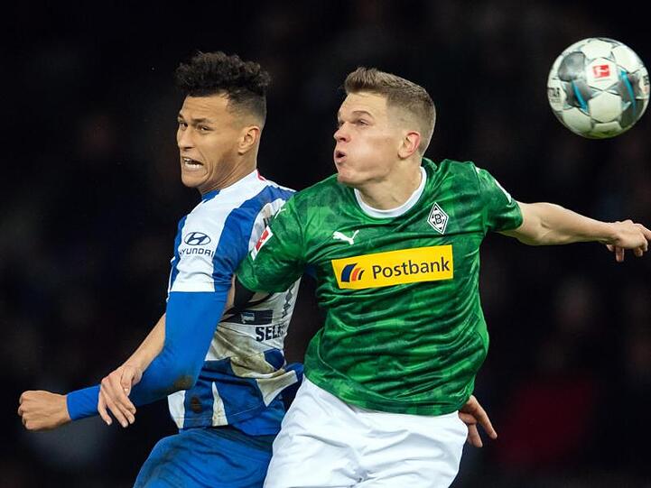 Herthas Davie Selke (l) im Kopfballduell gegen Mönchengladbachs Matthias Ginter.