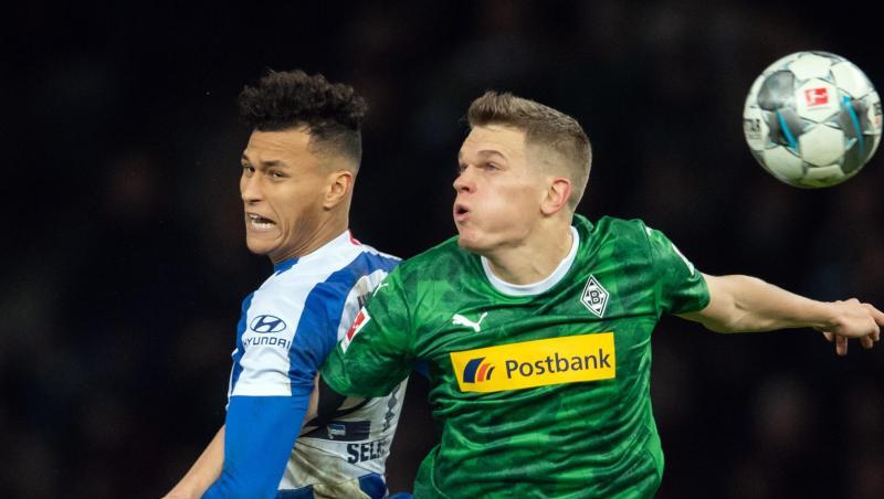 Herthas Davie Selke (l) im Kopfballduell gegen Mönchengladbachs Matthias Ginter. Herthas Davie Selke (l) im Kopfballduell gegen Mönchengladbachs Matthias Ginter.