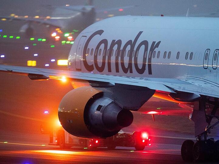 Ein Condor-Flugzeug auf dem Rollfeld des Flughafens in Frankfurt am Main.