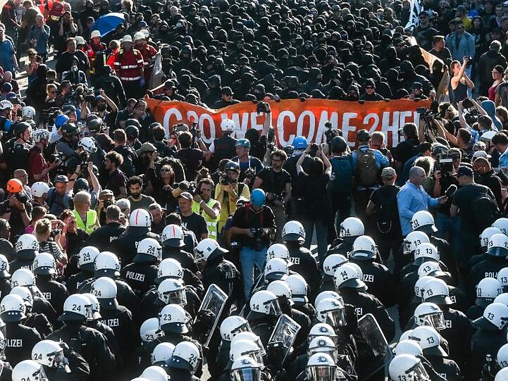 Der Schwarze Block und die Polizei haben sich aufgestellt - wenig später eskaliert die Gewalt beim G20-Gipfel.