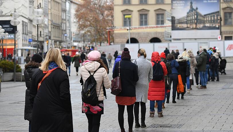 Geduldig mit Abstand in der Schlange: Diese hier führt in einem 90-Grad-Winkel vor der Alten Akademie zu einem Bekleidungsgeschäft. Geduldig mit Abstand in der Schlange: Diese hier führt in einem 90-Grad-Winkel vor der Alten Akademie zu einem Bekleidungsgeschäft.