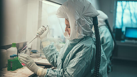 Eine Frau arbeitet im Institut für Mikrobiologie der Bundeswehr in München.