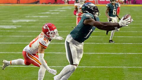 Philadelphia Eagles Wide Receiver A.J. Brown (11) fängt einen Touchdown gegen Kansas City Chiefs Cornerback Trent McDuffie (21).