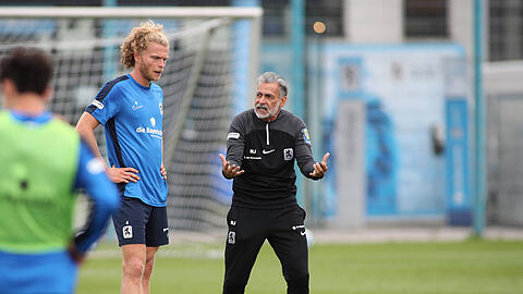 Es gibt aktuell viel zu besprechen beim TSV 1860 – auch zwischen Mannschaft, dem Trainer und den Bossen.