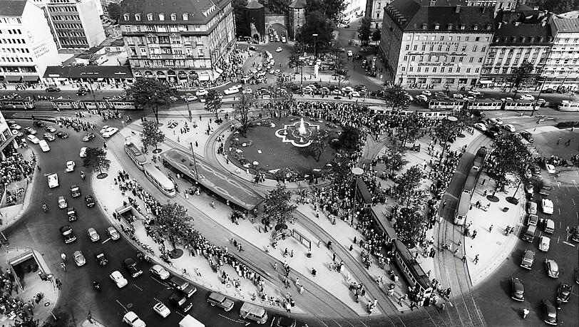 Blick von der Matthäuskirche 1956 oder 1957: Der Sendlinger-Tor-Platz nach dem Umbau. Der Brunnen in der Mitte bleibt so bis Ende der 60er Jahre, die U-Bahnbaustelle und eine komplette Umgestaltung der Oberfläche folgen.