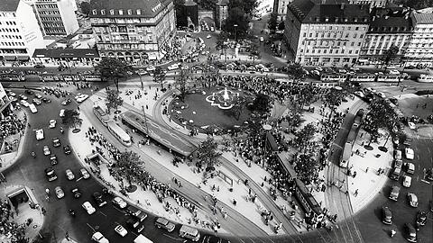 Blick von der Matthäuskirche 1956 oder 1957: Der Sendlinger-Tor-Platz nach dem Umbau. Der Brunnen in der Mitte bleibt so bis Ende der 60er Jahre, die U-Bahnbaustelle und eine komplette Umgestaltung der Oberfläche folgen.