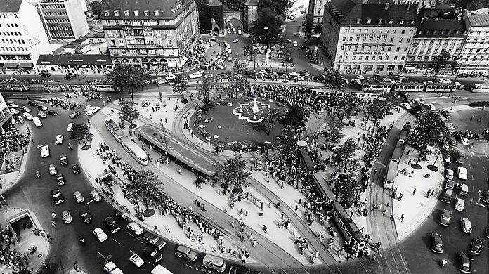 Blick von der Matthäuskirche 1956 oder 1957: Der Sendlinger-Tor-Platz nach dem Umbau. Der Brunnen in der Mitte bleibt so bis Ende der 60er Jahre, die U-Bahnbaustelle und eine komplette Umgestaltung der Oberfläche folgen.