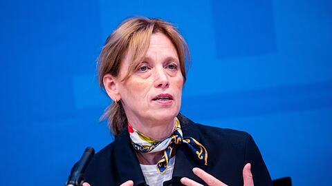 Die neue Bundesbildungsministerin Karin Prien (CDU) unterstützt ein Verbot der privaten Handynutzung an Grundschulen.