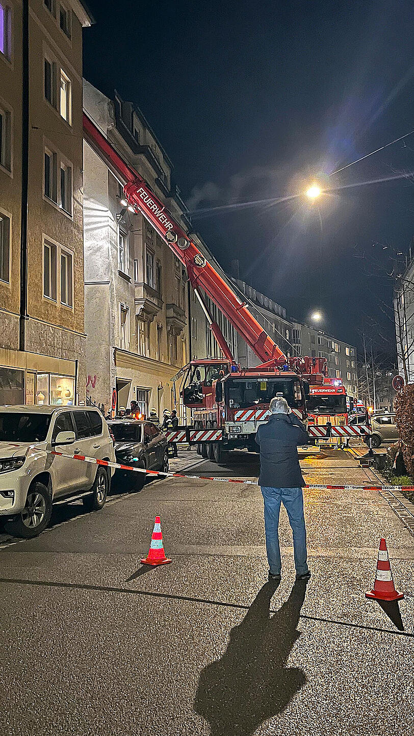 Das Aufstellen des Krans erwies sich f&uuml;r die Feuerwehr an der Einsatzstelle als durchaus kompliziert.