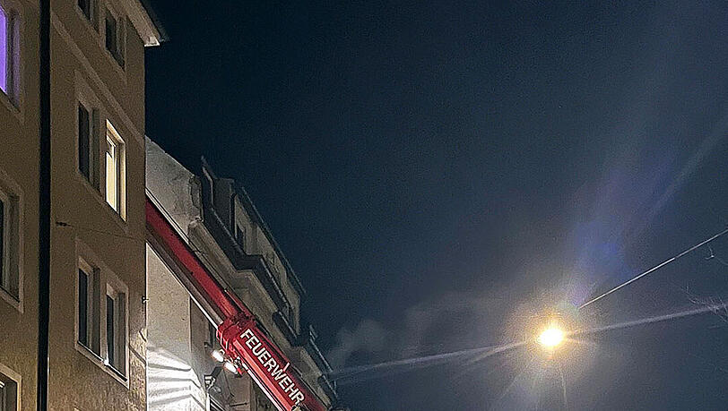 Das Aufstellen des Krans erwies sich f&uuml;r die Feuerwehr an der Einsatzstelle als durchaus kompliziert.