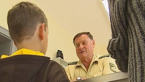 Auf seine Mutter wollte der achtjährige Tim Leicht nicht hören. Erst ein Polizist konnte den Zweitklässler dazu überreden, nun jeden Tag in die Schule zu gehen. Denn Tim weiß, die Polizei lügt nicht. Auf seine Mutter wollte der achtjährige Tim Leicht nicht hören. Erst ein Polizist konnte den Zweitklässler dazu überreden, nun jeden Tag in die Schule zu gehen. Denn Tim weiß, die Polizei lügt nicht.