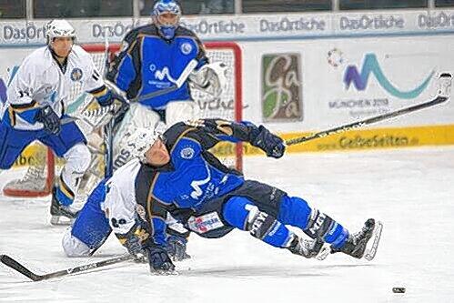 Harte Attacke: EHC-Star Schymainski holt Riessersees Markus Gleich von den Beinen.
