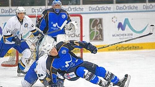 Harte Attacke: EHC-Star Schymainski holt Riessersees Markus Gleich von den Beinen. Harte Attacke: EHC-Star Schymainski holt Riessersees Markus Gleich von den Beinen.