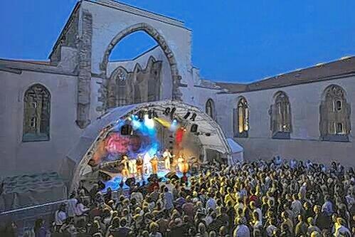 In der Katharinenruine tritt vor Mitternacht Klaus Brandl mit seiner Blues-Band auf, danach gehört die Open-Air-Bühne Wrongkong: tanzbarer Indie-Elektro-Beat.