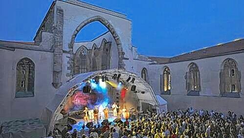 In der Katharinenruine tritt vor Mitternacht Klaus Brandl mit seiner Blues-Band auf, danach gehört die Open-Air-Bühne Wrongkong: tanzbarer Indie-Elektro-Beat. In der Katharinenruine tritt vor Mitternacht Klaus Brandl mit seiner Blues-Band auf, danach gehört die Open-Air-Bühne Wrongkong: tanzbarer Indie-Elektro-Beat.