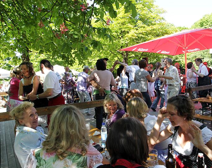 Es darf getanzt werden: Wenn im Hopfengarten die Musik aufspielt, hält es nur wenige auf dem Platz.