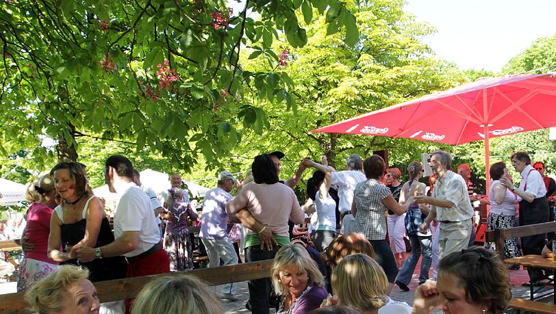 Es darf getanzt werden: Wenn im Hopfengarten die Musik aufspielt, hält es nur wenige auf dem Platz. Es darf getanzt werden: Wenn im Hopfengarten die Musik aufspielt, hält es nur wenige auf dem Platz.