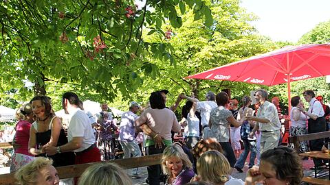 Es darf getanzt werden: Wenn im Hopfengarten die Musik aufspielt, hält es nur wenige auf dem Platz.