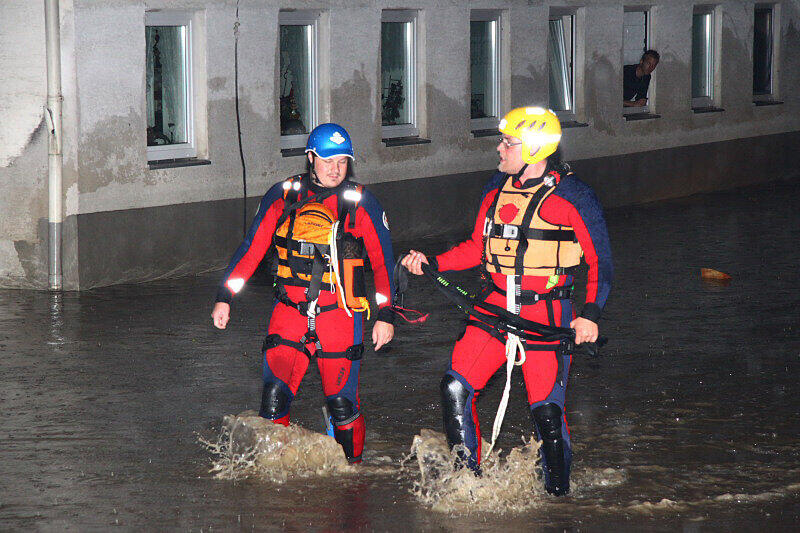Land unter im Landkreis Rosenheim. Die Bilder von den Aufräumarbeiten in Riedering.