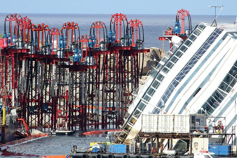 Der Bergungseinsatz am havarierten 
Kreuzfahrtschiff &bdquo;Costa Concordia&ldquo; hat sich am Montag deutlich 
verzögert. Die Aufrichtung des Schiffs vor der italienischen Insel 
Giglio werde voraussichtlich erst am Dienstag im Morgengrauen 
abgeschlossen sein. Die Bilder!