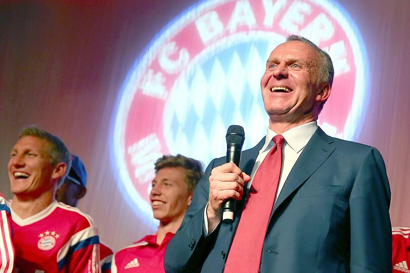 Die Bayern feiern: Nach dem Sieg gegen Borussia Dortmund im DFB-Pokalfinale lässt der FC Bayern in Berlin die Korken knallen. Hier die Feierbilder aus der Telekom-Zentrale.