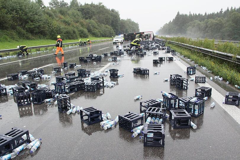 Hunderte Wasserflaschen blockierten am Montagnachmittag die A8 bei Rosenheim. Ein Getränkelaster war umgekippt.