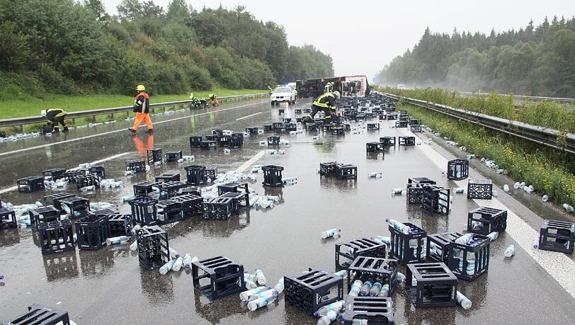 Hunderte Wasserflaschen blockierten am Montagnachmittag die A8 bei Rosenheim. Ein Getränkelaster war umgekippt. Hunderte Wasserflaschen blockierten am Montagnachmittag die A8 bei Rosenheim. Ein Getränkelaster war umgekippt.