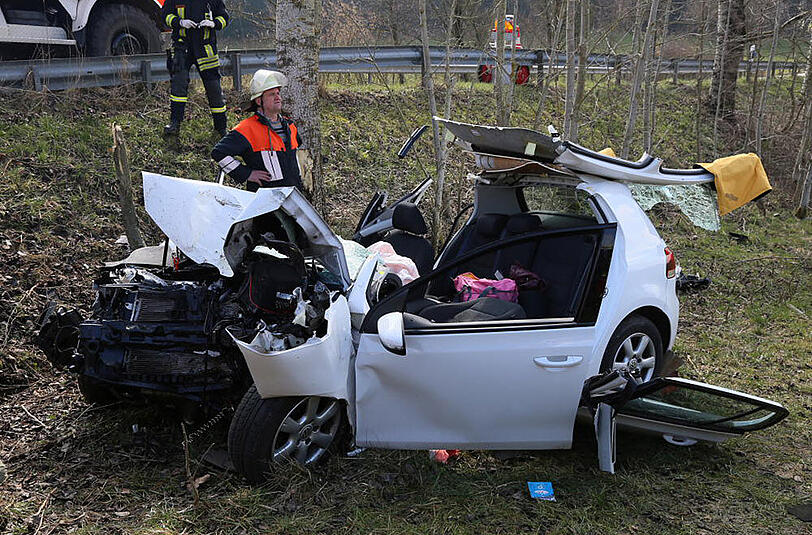 Bilder vom Unfall in Wald bei Altötting. Eine junge Fahranfängerin ist von der Fahrbahn abgekommen und gegen einen Baum geprallt.
