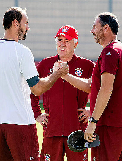 Ersatzkeeper Tom Starke inmitten der Trainer