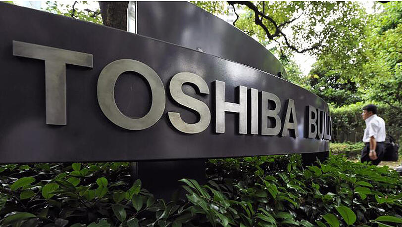 Toshiba hatte das vergangene Geschäftsjahr in Folge einer radikalen Sanierung mit einem gewaltigen Verlust in Höhe von 460 Milliarden Yen (3,7 Mrd Euro) abgeschlossen. Toshiba hatte das vergangene Geschäftsjahr in Folge einer radikalen Sanierung mit einem gewaltigen Verlust in Höhe von 460 Milliarden Yen (3,7 Mrd Euro) abgeschlossen.