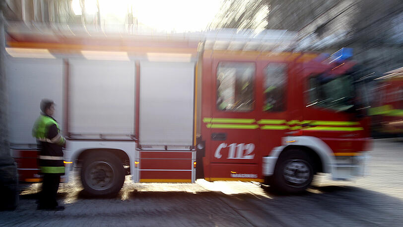 Die Feuerwehr rückte zum Großeinsatz aus (Symbolbild)