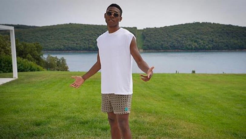 Sieht so aus, als würde David Alaba seinen Urlaub in Kirchberg in den Kitzbühler Alpen verbringen. Dort hat sich der Österreicher im Frühjahr ein rund 3,5 Millionen Euro teures und etwa 380 Quadratmeter großes Penthouse gekauft. Damit verlegte der aus Wien stammende Bayern-Profi seinen Hauptwohnsitz nach Tirol. Aufgrund einer speziellen Immobilien-Regelung ist es Alaba nicht erlaubt, die Wohnung nur im Urlaub zu benutzen.