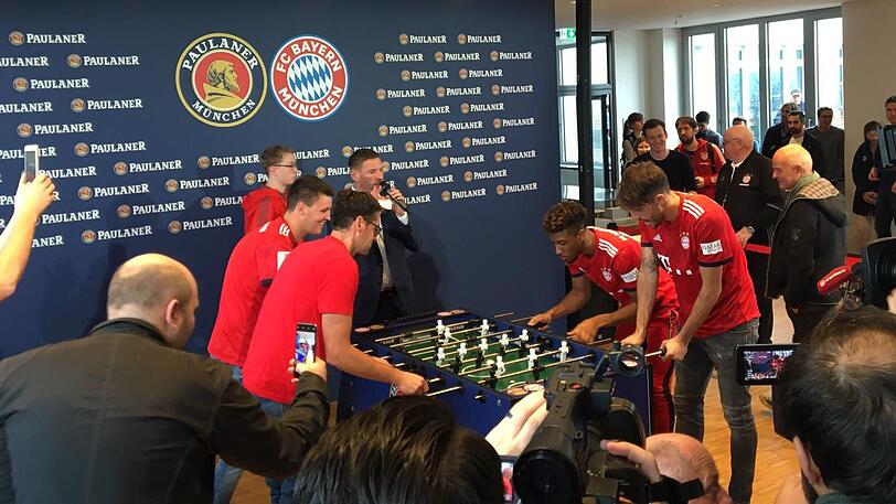 Auge in Auge mit den Bayern-Stars: Sechs glückliche Fans durften sich am Mittwoch im Kicker-Duell mit Sandro Wagner, Kingsley Coman und Javi Martinez beweisen.