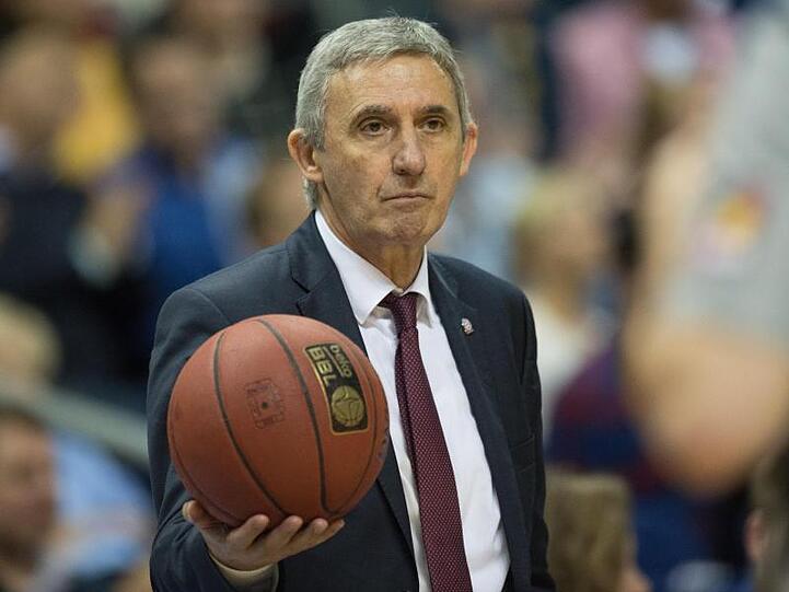 Der ehemalige Bundestrainer Svetislav Pesic hält einen Ball in seiner Hand. Foto: Lukas Schulze/dpa/Archivbild