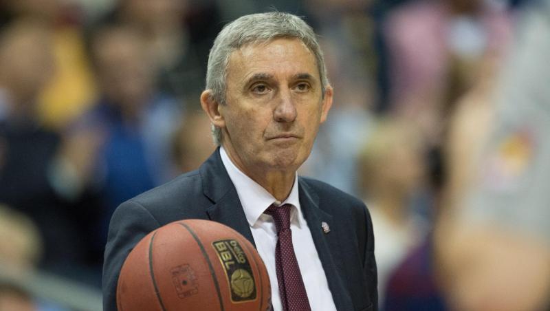 Der ehemalige Bundestrainer Svetislav Pesic hält einen Ball in seiner Hand. Foto: Lukas Schulze/dpa/Archivbild Der ehemalige Bundestrainer Svetislav Pesic hält einen Ball in seiner Hand. Foto: Lukas Schulze/dpa/Archivbild