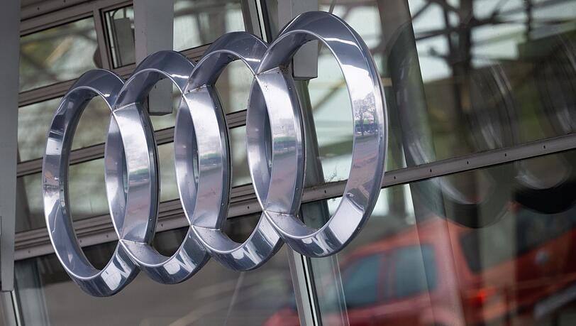 Das Logo von Audi hängt an der Fassade eines Audi-Händlers.